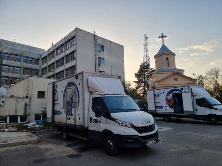 Două autoutilitare echipate, parcate la punctul de lucru înainte de intervenție