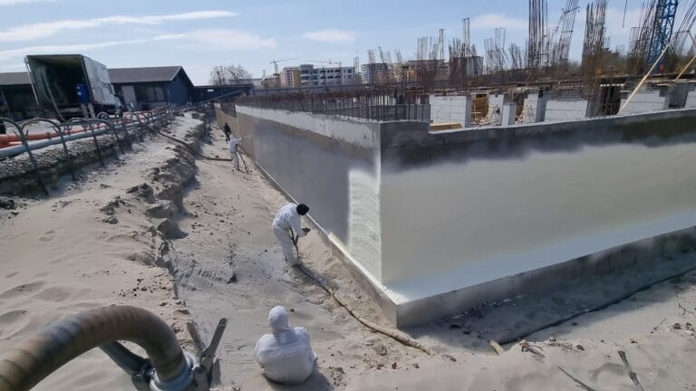 Pereții unui bazin din beton hidroizolați cu poliuree