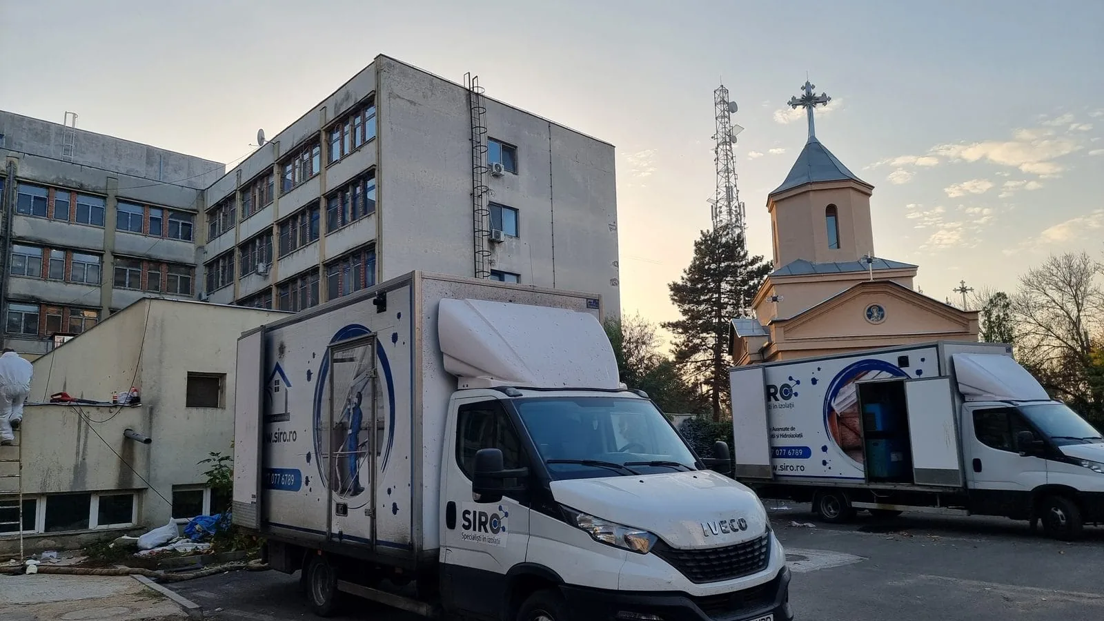 Două autoutilitare echipate ale echipei, parcate la punctul de lucru înainte de intervenție