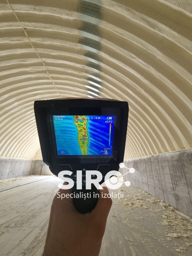 Cameră termografică arătând 26 °C pe bolta izolată și 43,2 °C pe îmbinarea neizolată