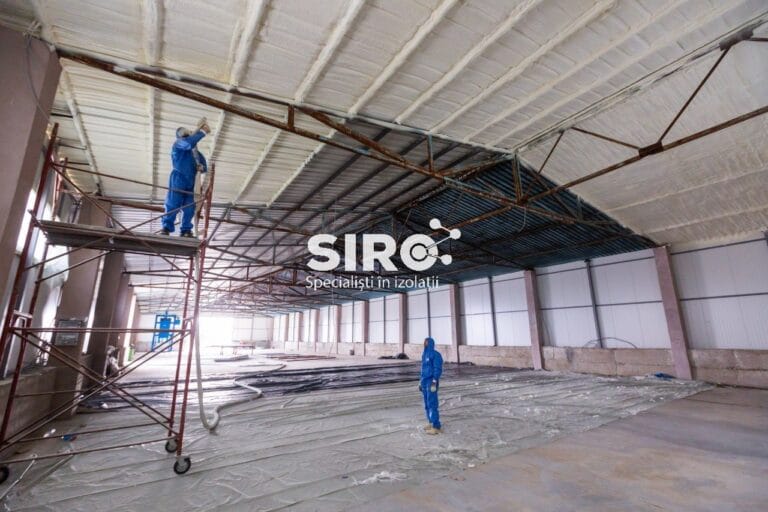 Izolarea plafonului unei hale industriale, aplicare de pe schelă mobilă