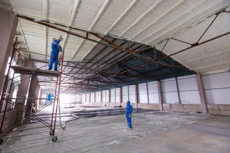 Aplicare pe tabla cutată a plafonului unei hale, suprafața deja acoperită în plan